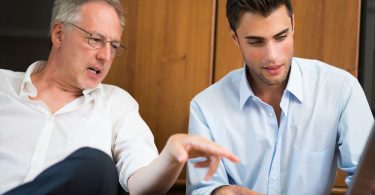 hombre rellenando el certificado de retenciones e ingresos