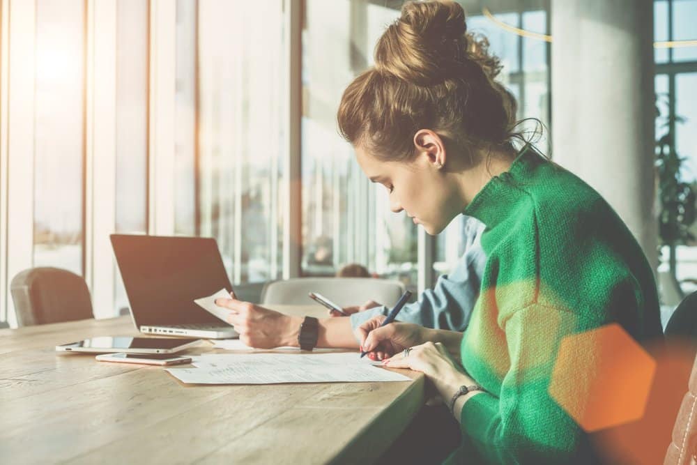 dos chicas haciendo cuentas del IVA a financiar