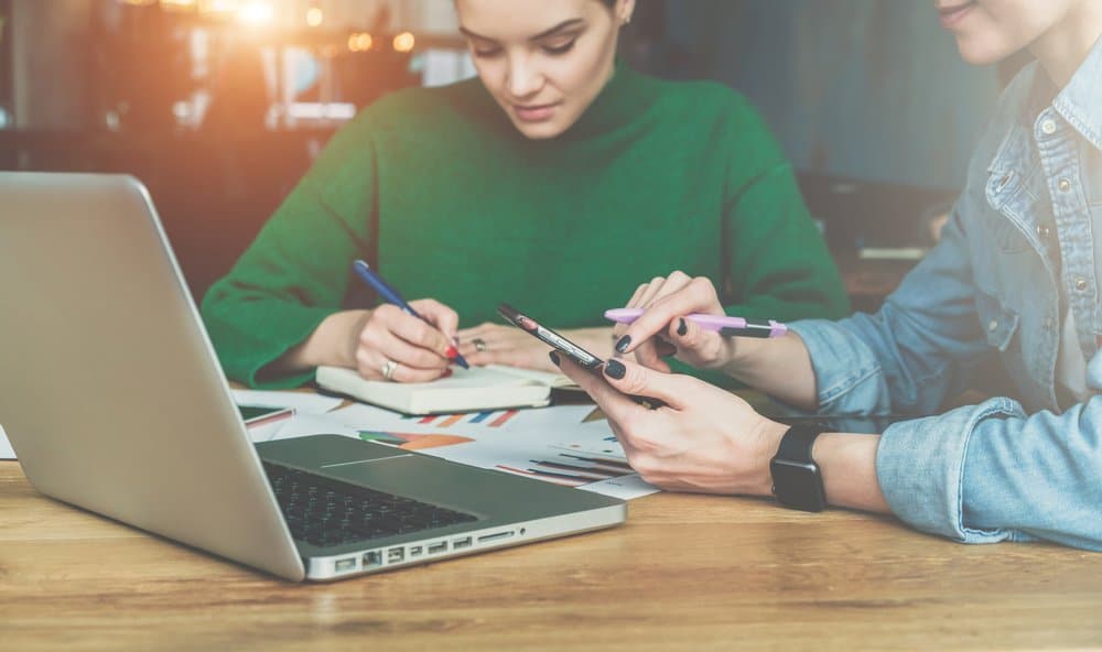 dos chicas haciendo cuentas del IVA a financiar