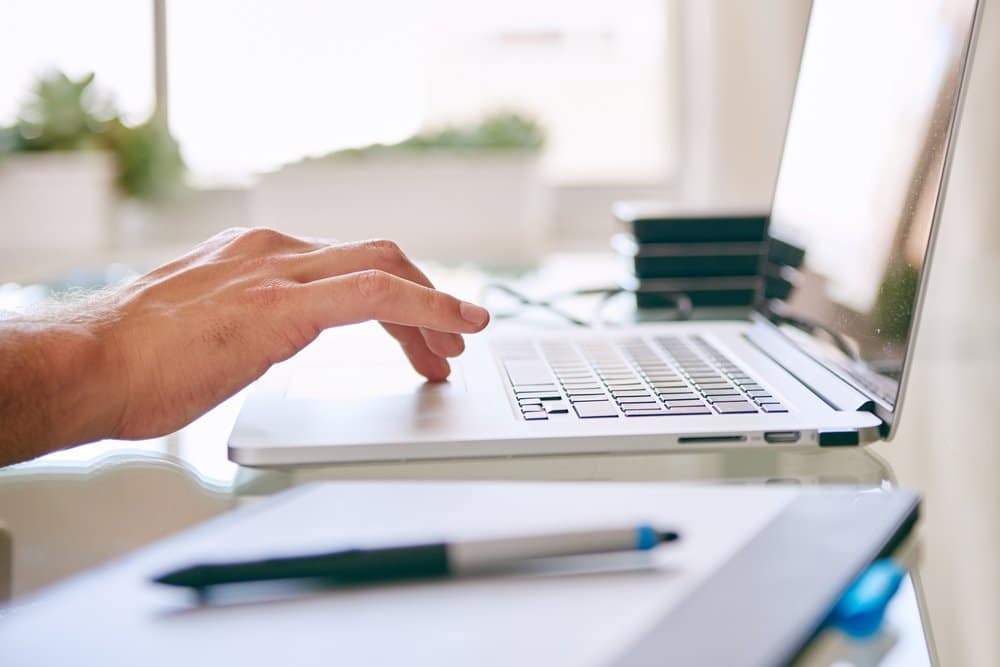 imagen de una mano tocando un teclado de ordenador