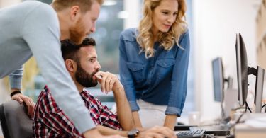 jovenes en una empresa revisando impuestos