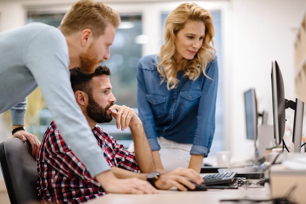 jovenes en una empresa revisando impuestos