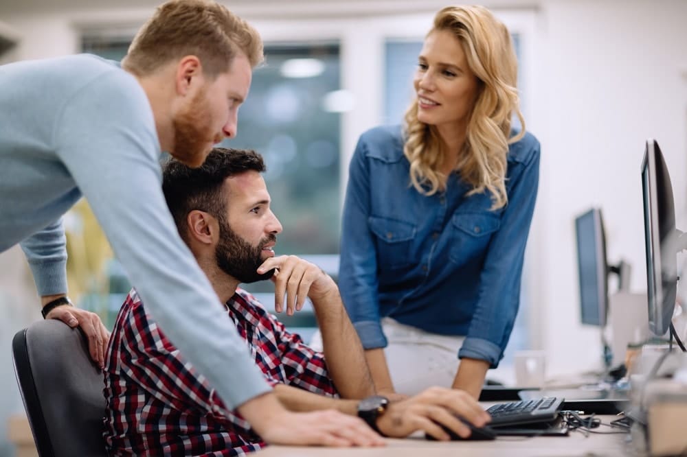 jovenes en una empresa revisando impuestos