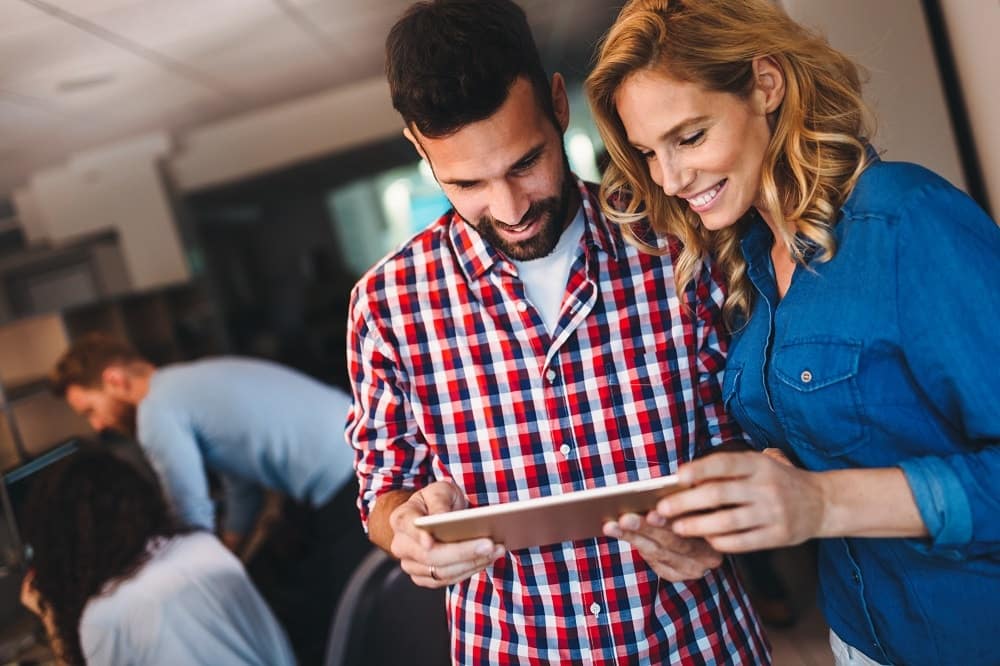 jovenes en una empresa revisando impuestos
