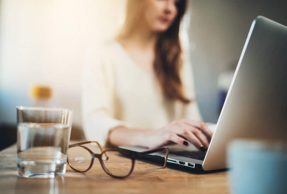 joven utilizando su tienda online