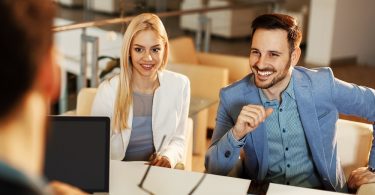 jovenes negociando las clausulas de su contrato