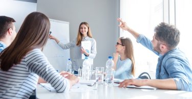 jovenes reunidos en una oficina