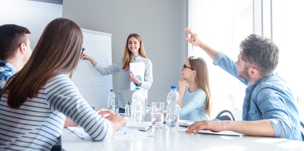 jovenes reunidos en una oficina