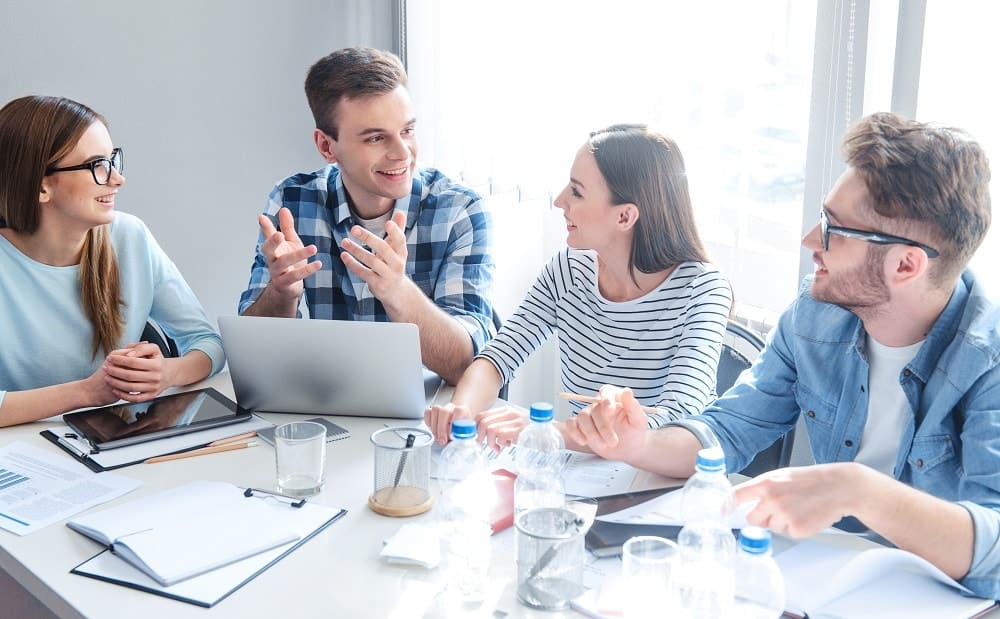 jovenes emprendedores reunidos