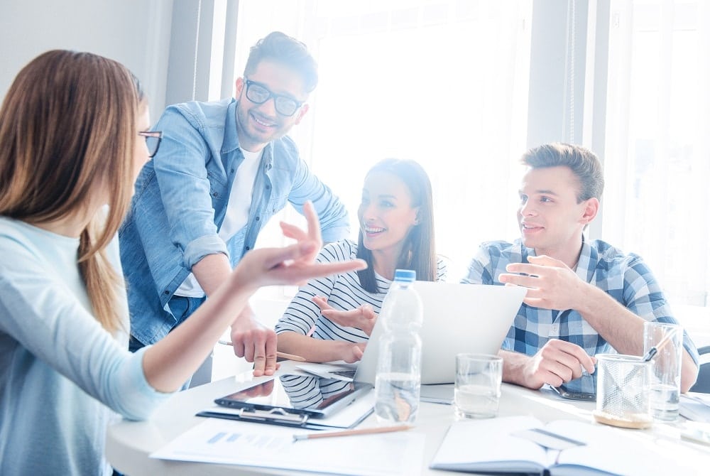 personas reunidas en una sala